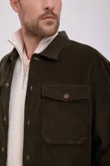 Sobrecamisa verde oscuro de pana con cierre de botones, manga larga y bolsillos en el pecho.