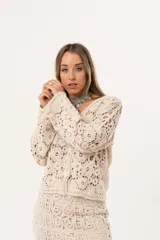 Saco color crudo de crochet con botones y mangas largas.