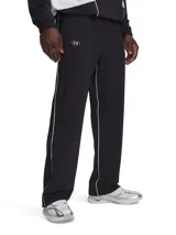 Pantalón deportivo Under Armour negro con logo bordado en blanco y una franja blanca a lo largo de la pierna.