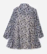 Vestido corto estilo camisa en tejido chiffon con estampado paisley, cuello camisero, abotonado delantero, mangas largas con puños elásticos, lazo en la cintura y forro estilo combinación.