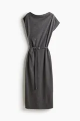 Vestido midi gris oscuro con finas rayas verticales blancas, escote drapeado tipo barco y mangas cortas caídas. Se ajusta a la cintura con un cinturón fino del mismo tejido y hebilla cuadrada.