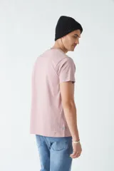 Remera básica color marrón claro, de corte regular, manga corta, cuello redondo y logo bordado en el pecho.