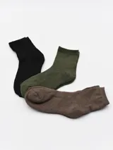 Pack de tres pares de medias de tejido liso, tobilleras o cortas, en colores negro, verde oliva y marrón.