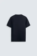 Camiseta marrón de corte slim fit, confeccionada en tejido de algodón con elasticidad, cuello redondo y manga corta.