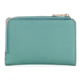 Billetera Guess modelo Laurel color turquesa, con textura saffiano, cierre con cremallera, logo metálico frontal y herrajes dorados. Interior con compartimentos para billetes, monedas y tarjetas.