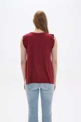 Remera azul de viscosa con cuello redondo y mangas cortas con volados. Corte holgado y largo a la cadera.