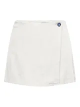 Falda short confeccionada en mezcla de lino y viscosa color blanco, de diseño simple y elegante.