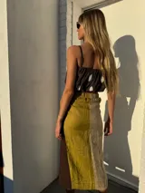 Falda pareo de lino combinada en tono chocolate, pistacho y crudo, con diseño envolvente y agarre lateral.