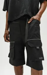 Bermuda negra de nylon y spandex, con calce relax-fit, cintura elástica con cordón de ajuste, bolsillos delanteros con fuelle y tejido Water Repellent.