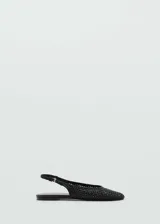 Zapato bajo negro con efecto piel trenzada, punta redonda y cierre de tira con hebilla.