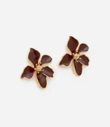 Par de aros de botón con forma de flor color marrón con centro dorado.