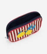 Kit de dos neceseres de poliuretano con cierre de cremallera: uno rectangular con estampado de rayas verticales y limones sicilianos, y otro redondo con estampado de rayas verticales. Ambos incluyen cordón con mosquetón para colgar.