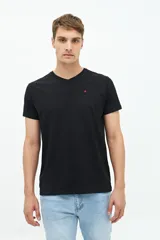 Remera negra de manga corta con cuello en V y logo bordado en el pecho.