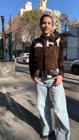 Campera marrón con detalles en blanco y negro con estampado animal print, de corte recto y mangas largas negras.