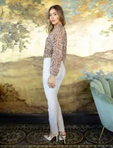 Pantalón de gabardina elastizada color marrón claro, marca Zac & Rachel, corte slim, con pretina con pasadores, botón y cierre. Delantera con tres bolsillos y trasera con bolsillos ojal.