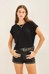Remera negra de lino con moldería holgada y strass alrededor del cuello. 