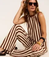 Conjunto de top sin mangas y pantalón palazzo a rayas verticales marrones y beige.