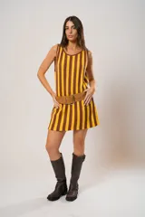 Vestido corto tejido a rayas verticales color amarillo y marrón, con escote redondo y mangas sisa. Incluye cinturón marrón con hebilla dorada.