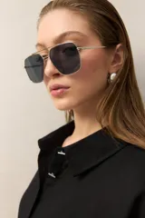 Vestido camisero corto negro de lino con botones tipo mostacillas y cinturón estampado.