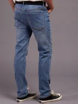 Pantalón jean celeste de corte slim fit y cintura media.