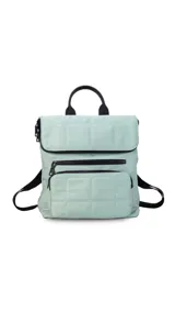 Mochila negra de nylon capitoneada con bolsillo principal con cierre, dos bolsillos frontales con cierre y asa superior.