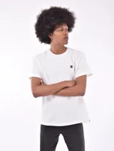Remera negra de corte clásico con textura tipo waffle y logo pequeño en el pecho.