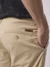 Bermuda color beige de corte recto.