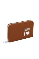 Billetera color celeste con cierre y estampado frontal con la frase "Be Different" y un corazón.