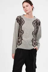 Sweater gris de cashmere y lana con estampado floral en negro y beige en los hombros.