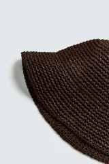 Sombrero tipo bucket tejido a crochet color marrón oscuro.