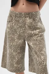 Bermuda de jean con estampado animal print, de calce alto y corte ancho.