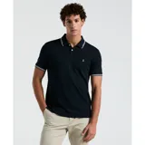 Chomba negra de piqué con cuello polo y tapeta de dos botones. Tiene corte slim fit, mangas cortas con ribete blanco y logo bordado en el pecho.