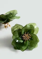 Par de aros con forma de flor color verde translúcido y centro dorado.