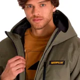 Chaqueta Caterpillar color verde militar con capucha ajustable, cierre frontal con cremallera y solapa interior, bolsillos superiores en el pecho y laterales inferiores, forro acolchado triangular y tres bolsillos interiores.
