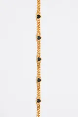 Pulsera plateada de cadena con dijes en forma de corazón de diferentes colores.