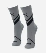Par de medias deportivas grises de caña media, con compresión y estampado geométrico en negro.