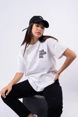 Remera negra de corte oversize con estampado frontal que dice "MIJA DREAM BIG" en tipografía blanca y rosa.