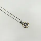 Conjunto de collar y dije en plata 925, oro y circonias. El dije tiene forma de flor con circonias incrustadas.