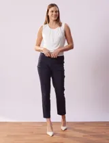 Pantalón de gabardina elastizada color azul marino, marca Ruby Rd. Tiro alto, corte recto, largo al tobillo, pretina ancha, bolsillos delanteros simulados y bolsillos traseros aplicados.
