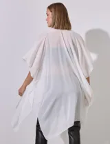 Kimono negro de gasa con apliques de brillos en el escote, mangas cortas amplias y corte asimétrico.