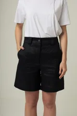 Bermuda color beige de tiro alto, con bolsillos laterales y trabillas para cinturón.