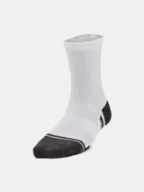 Pack de tres pares de medias deportivas blancas con detalles en gris y negro. Cuentan con soporte para el arco del pie y tecnología para mantener los pies frescos.