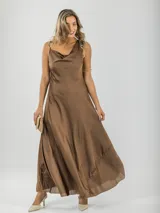 Vestido largo color marrón de satén, con breteles finos y cuello drapeado.