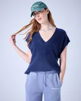 Poncho de cashmere cepillada con cuello en V, corte oversize, sin mangas, acabados acanalados y aberturas laterales.