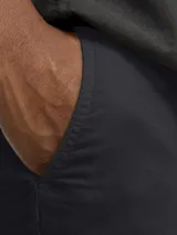 Short chino negro de lino y algodón, corte relajado, cintura media con elástico y cordón ajustable, bolsillos frontales y traseros.