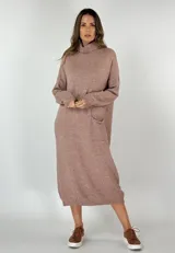 Vestido midi de punto color tostado, con cuello alto, manga larga y bolsillo lateral.