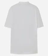 Remera blanca de algodón, corte oversized, con cuello redondo y manga corta.