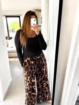 Pantalón palazo de tiro alto con estampado de leopardo en tonos marrones y negros.