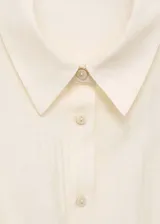 Camisa color crema con cuello camisero, manga corta y pinzas en la cintura.