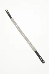Cinturón elástico bordado en mostacillas y canutillos plateados, con apliques de strass y espejos en forma de triángulos.